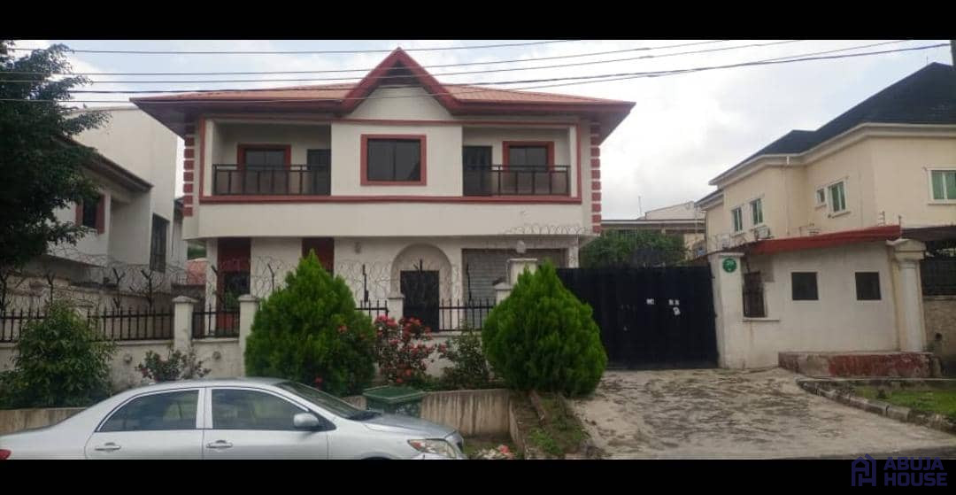 A 5 bedroom twin duplex on a 1200+Sqm at Wuse zone 6, C-of-O.